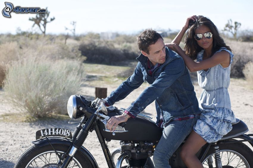 hombre y mujer, motocicleta