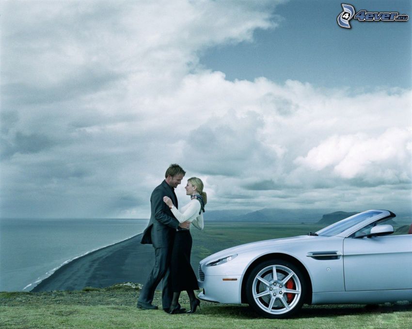 pareja, Aston Martin, descapotable, vista al mar