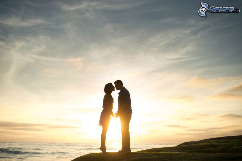 pareja, beso, puesta de sol sobre el mar, silueta de una pareja