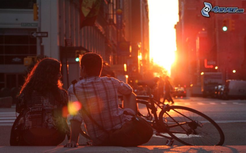 pareja en la ciudad, bicicleta, puesta de sol en la ciudad, calle