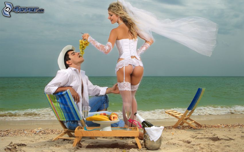 recién casados, novio, novia, sexy rubia, bragas blancas y ligas, corsé, uvas, playa de arena, sillas, mar