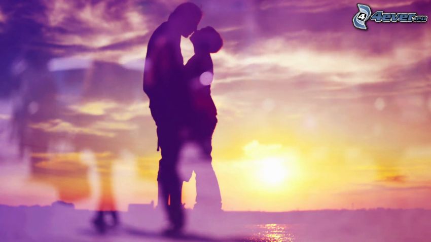 silueta de una pareja, beso, después de la puesta del sol