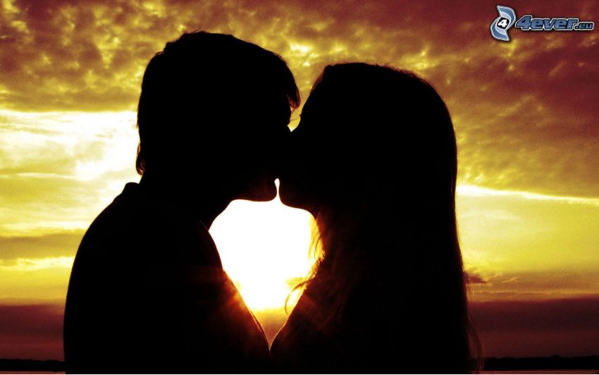 silueta de una pareja, beso, puesta del sol