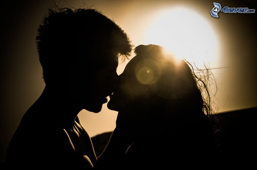 silueta de una pareja, beso, sol