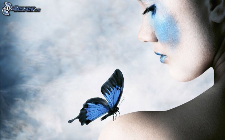 mujer, mariposa azul