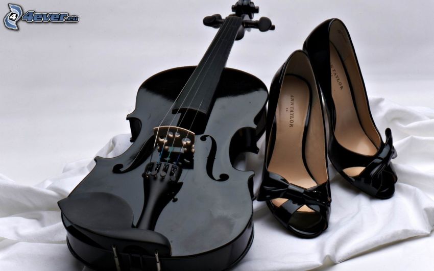 violín, zapatos con tacón