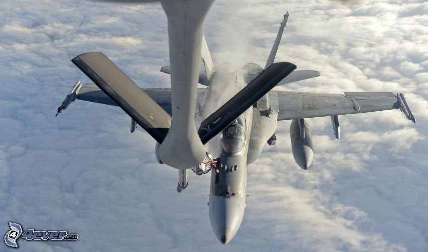 CF-188 Hornet, encima de las nubes