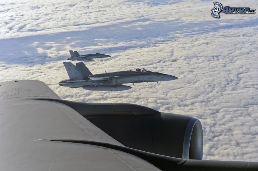 CF-188 Hornet, encima de las nubes