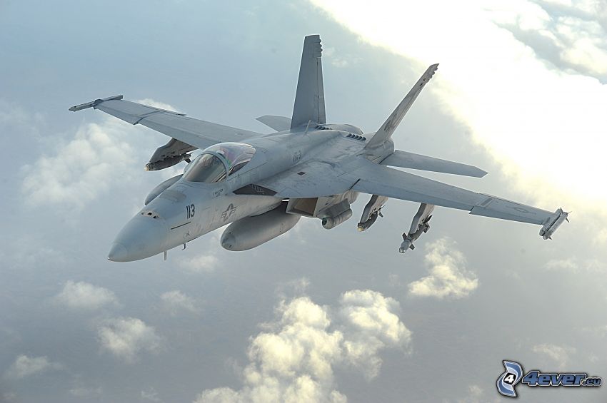 F/A-18E Super Hornet, encima de las nubes