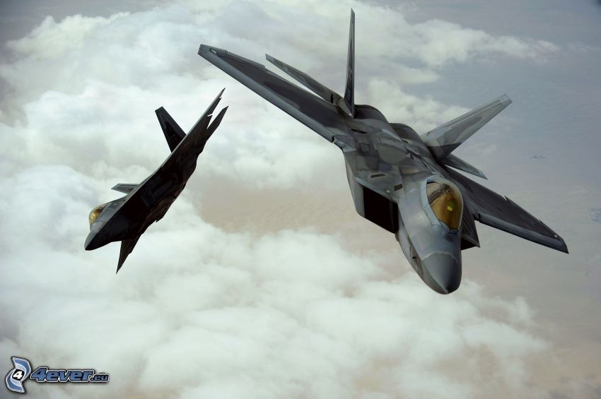La flota de F-22 Raptor, nubes