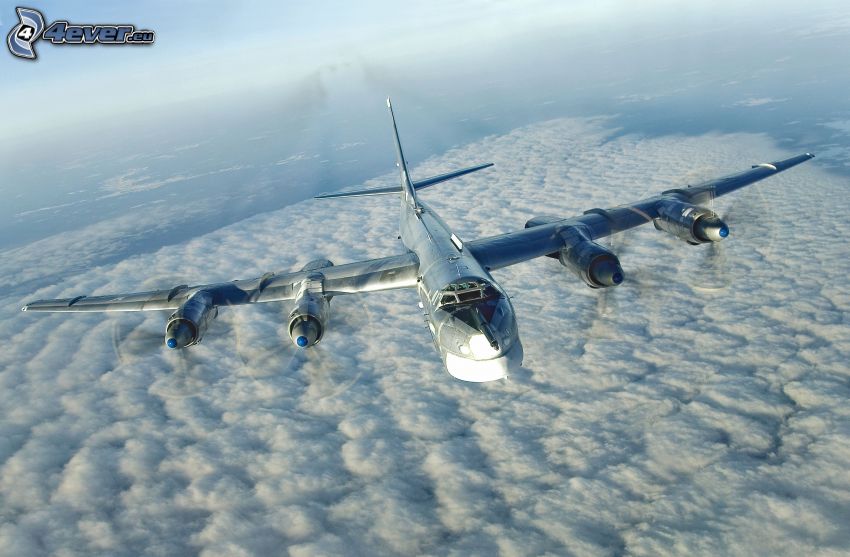 Tupolev Tu-22, encima de las nubes