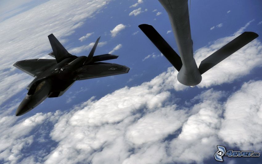F-22 Raptor, nubes, reabastecimiento en vuelo