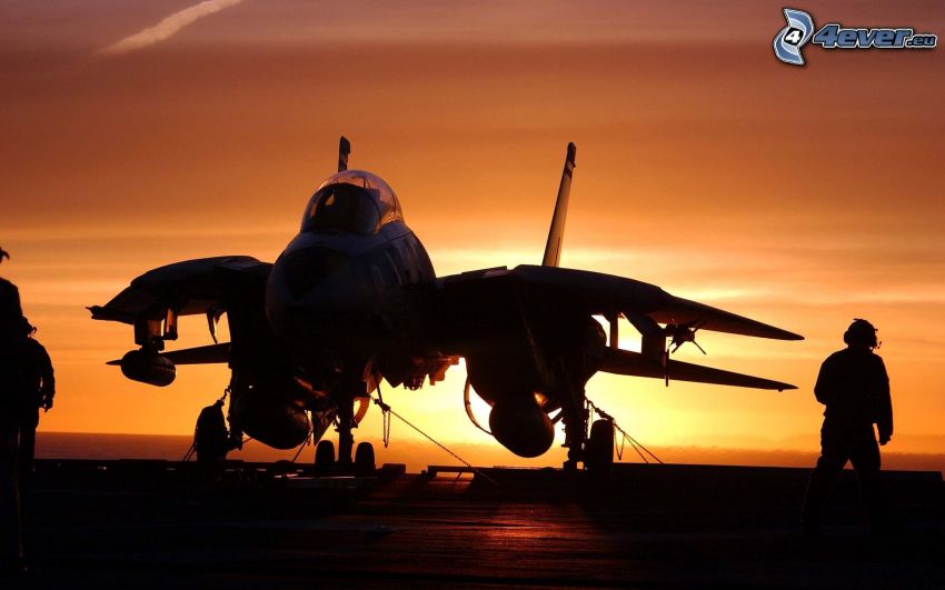 silueta de la aeronave, puesta del sol