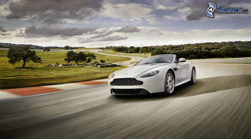 Aston Martin V8 Vantage, acelerar, carreras en circuito