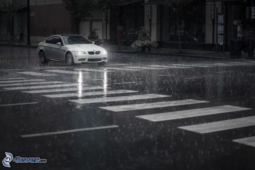 BMW M3, lluvia, cruce