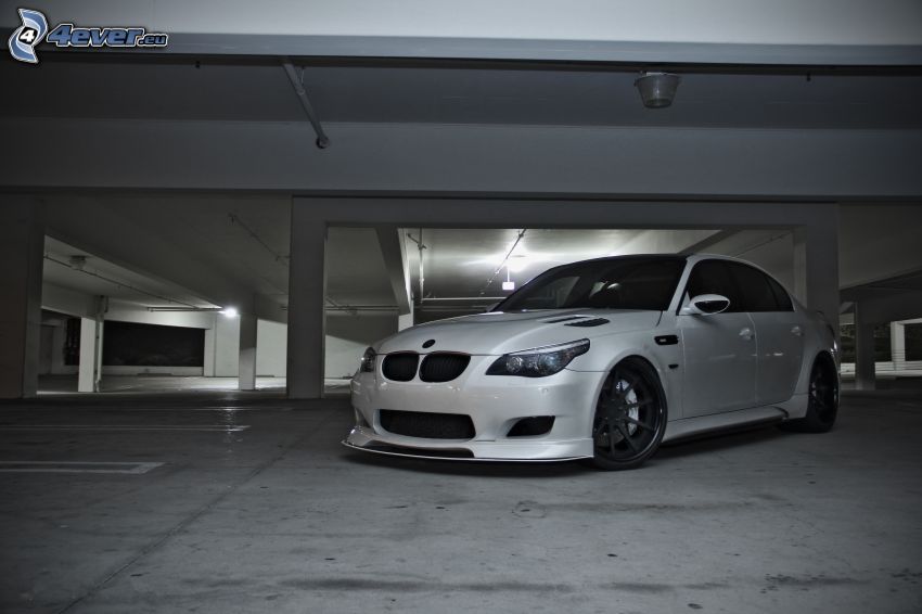 BMW M5, garaje