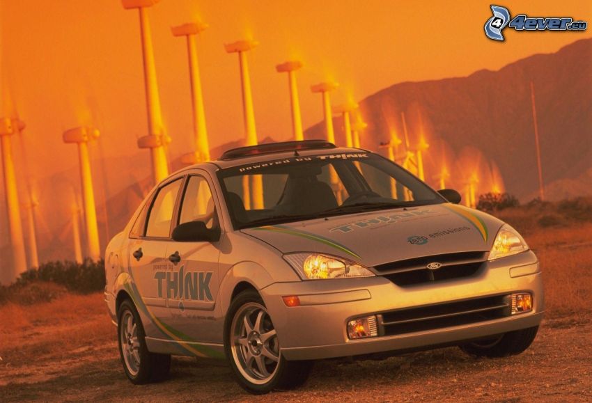 Ford Focus, energía eólica, cielo anaranjado
