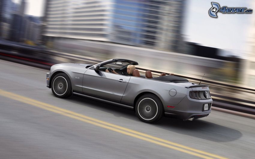 Ford Mustang GT, descapotable, acelerar