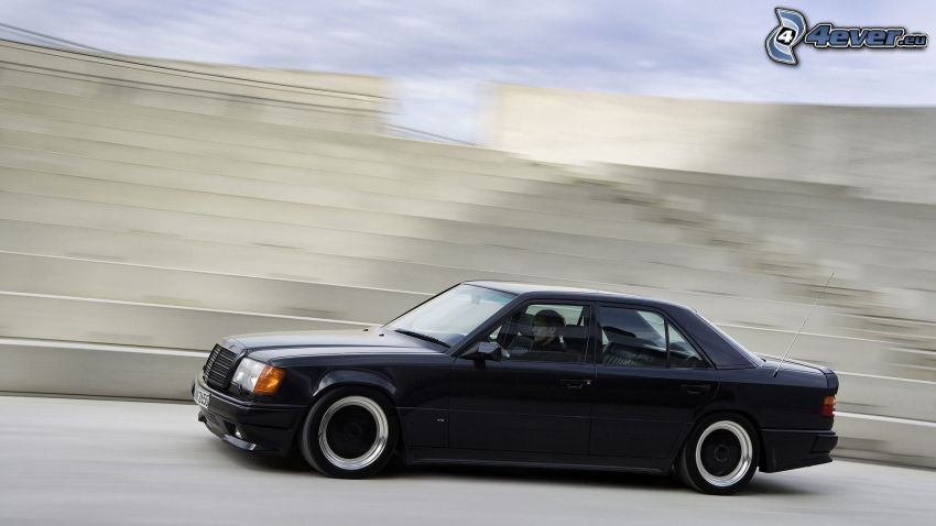 Mercedes-Benz 300E, acelerar