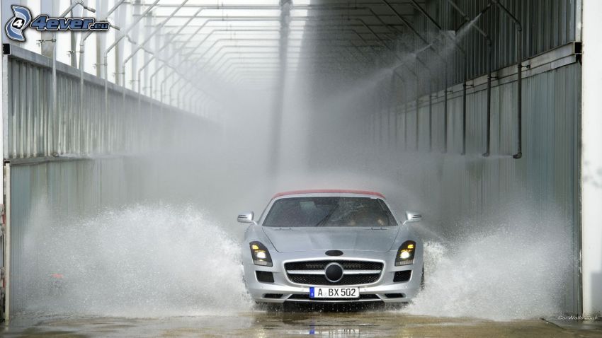 Mercedes-Benz SLS AMG, agua