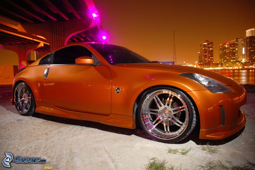 Nissan 350Z, bajo el puente, ciudad de noche