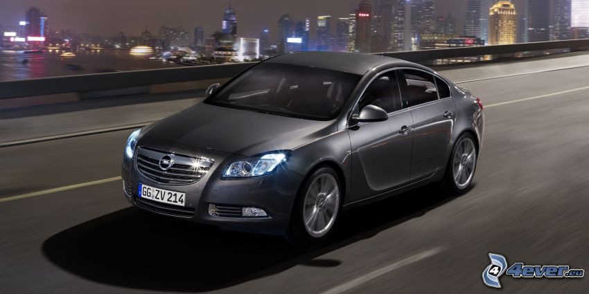 Opel Insignia, ciudad de noche, acelerar
