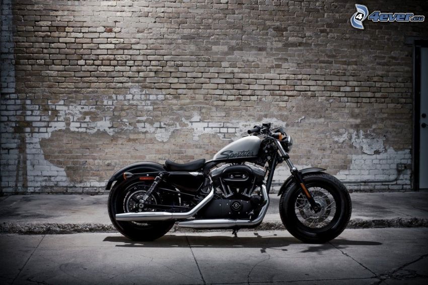 Harley-Davidson XL1200X, pared de ladrillo