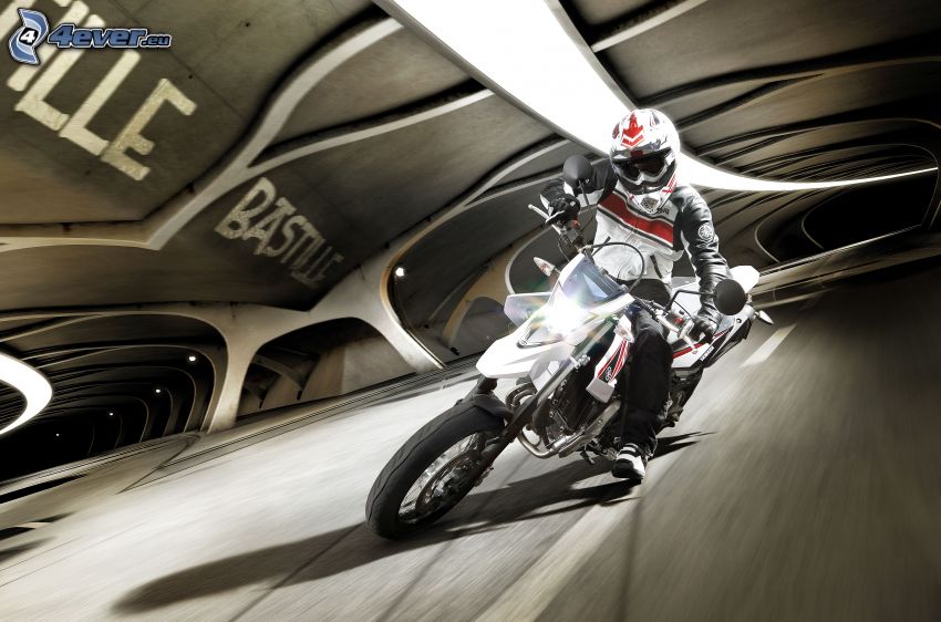 Yamaha WR125, motociclista, túnel, acelerar