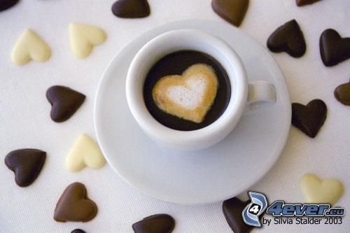 corazón en el café, capuchino, amor, latte art
