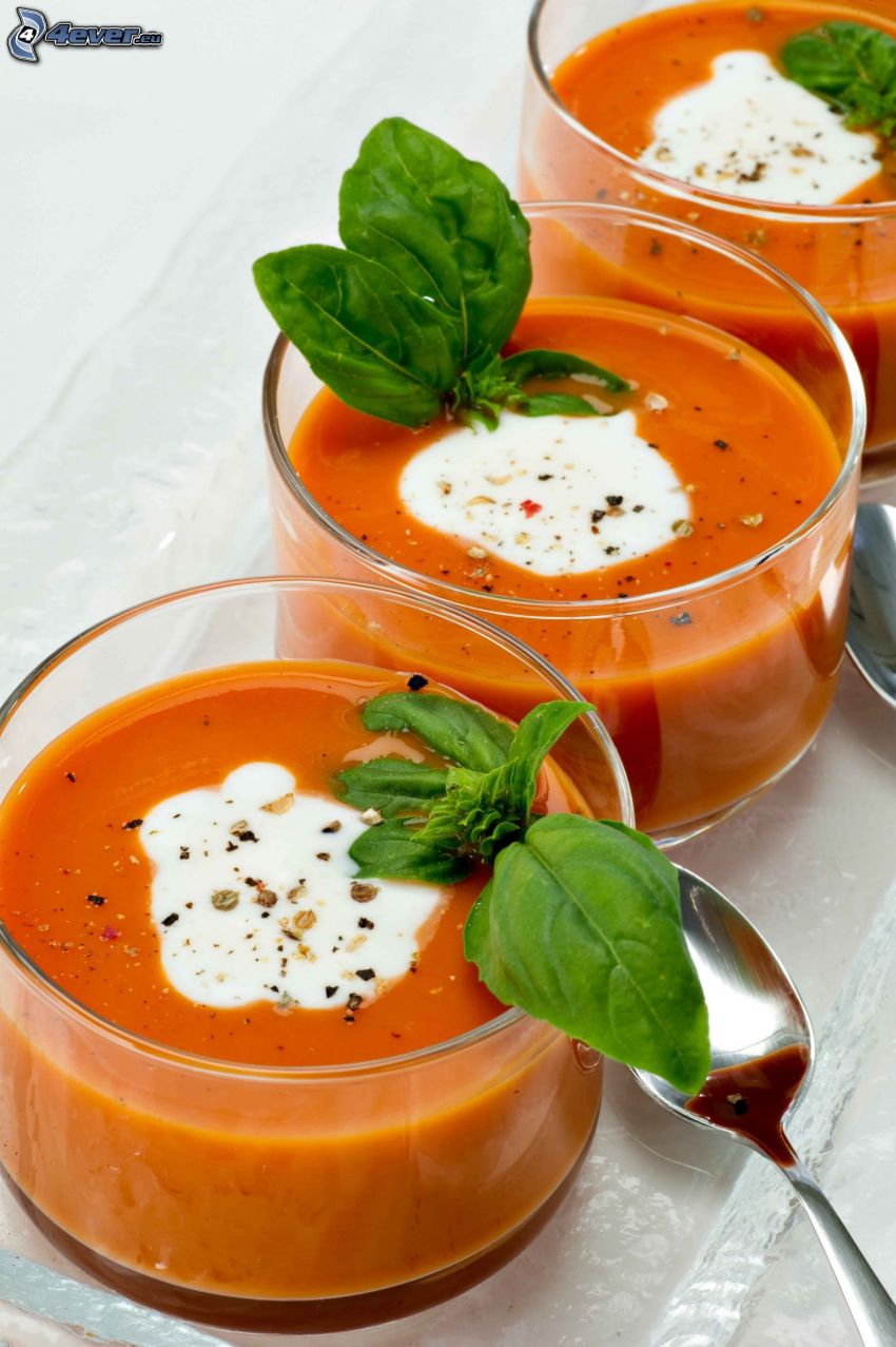 sopa de tomate, albahaca