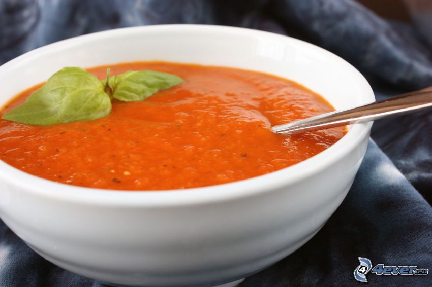 sopa de tomate, albahaca