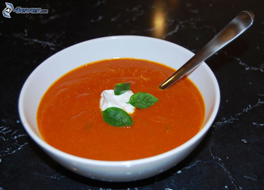 sopa de tomate, crema, albahaca