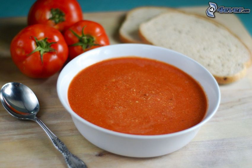 sopa de tomate, tomates, cuchara, pan