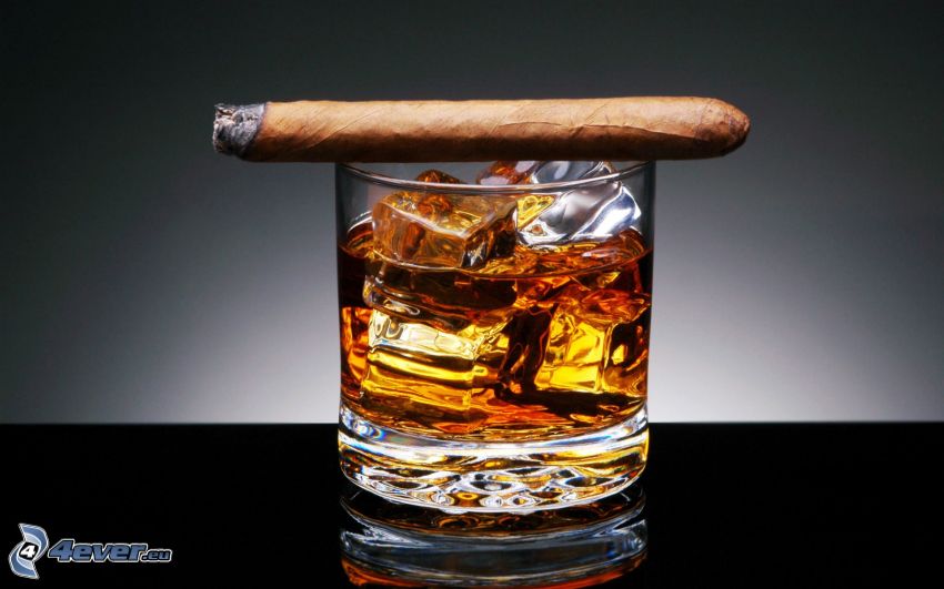 whisky con hielo, cigarro