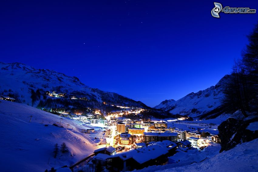 aldea, colinas cubiertas de nieve, noche