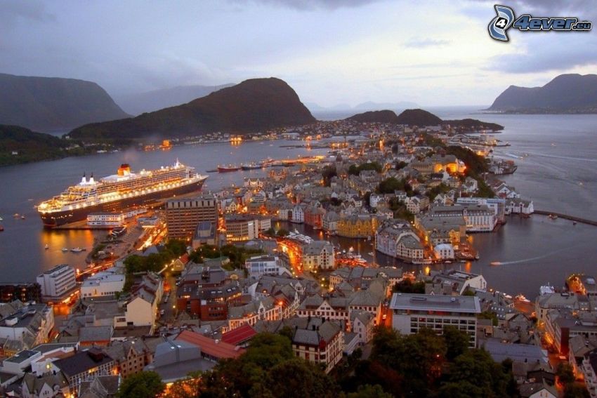 Ålesund, Noruega, ciudad costera, Ciudad al atardecer