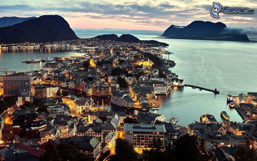 Ålesund, Noruega, ciudad costera, Ciudad al atardecer