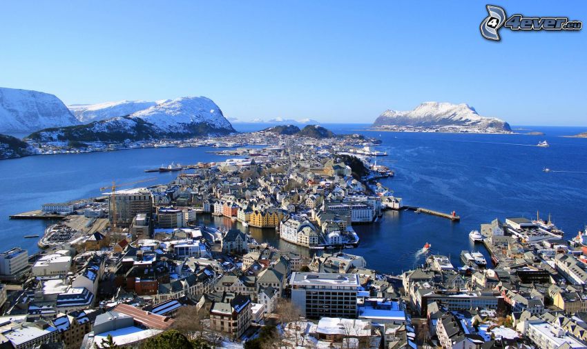 Ålesund, Noruega, ciudad costera, montaña nevada