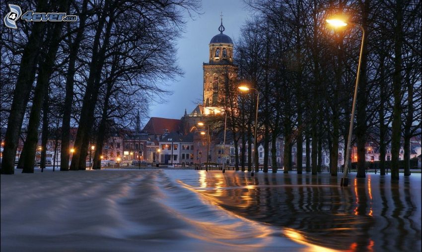 calle inundada, alumbrado público, iglesia