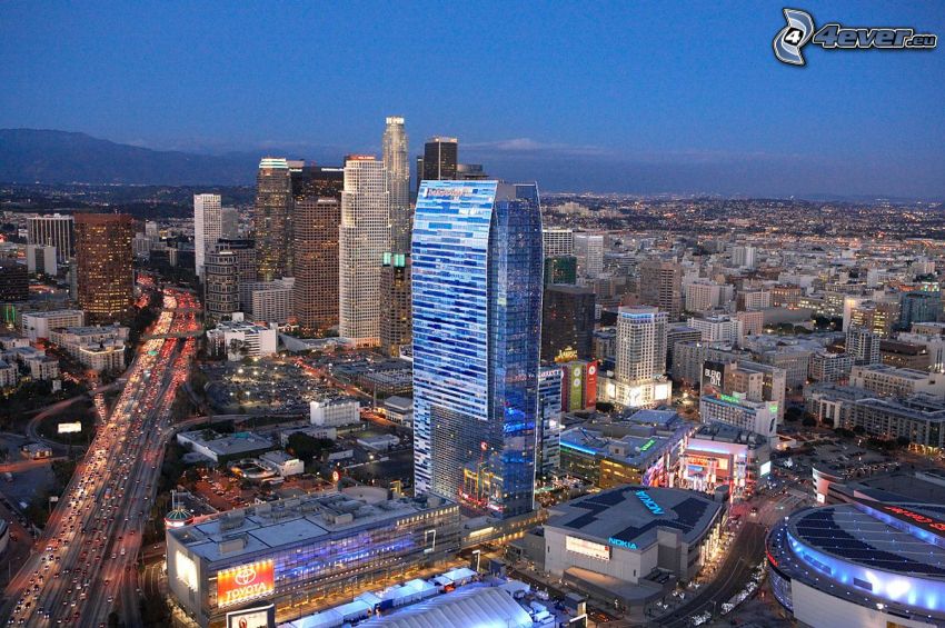 Centro de Los Ángeles, rascacielos, carretera por la noche