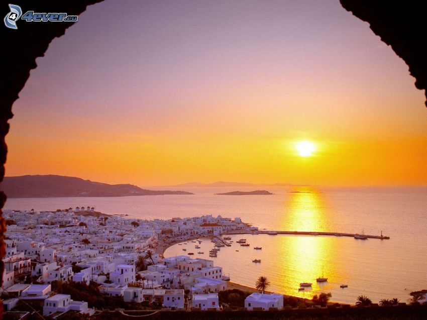Grecia, puesta de sol sobre el mar, casitas
