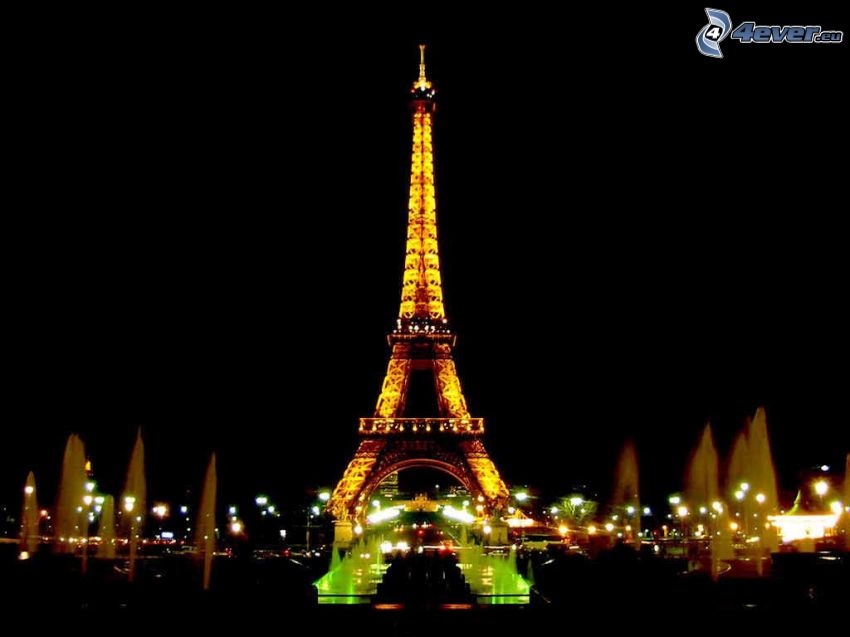 La torre Eiffel de noche, París, Francia