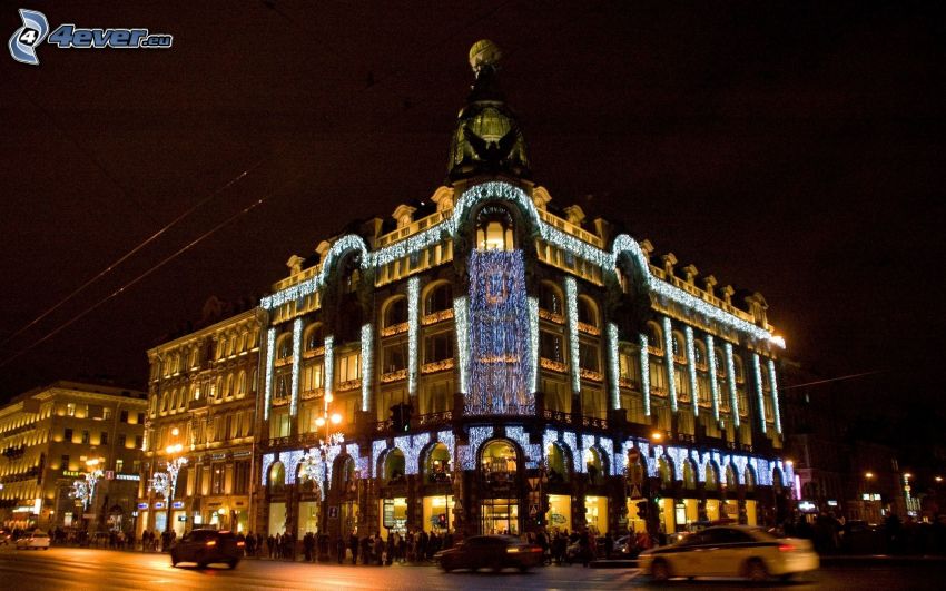 Petersburgo, edificio iluminado
