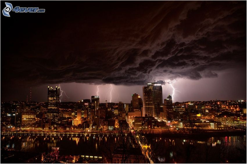 Pittsburgh, ciudad de noche, tormenta