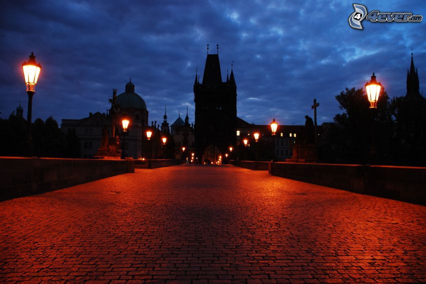 Praga, ciudad de noche, calle, alumbrado público