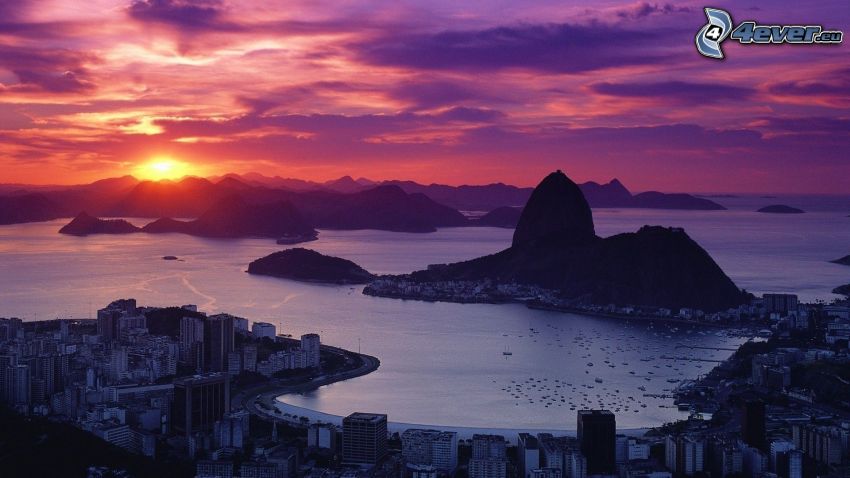 Rio De Janeiro, puesta de sol detrás de las montañas, cielo de la tarde, ciudad costera