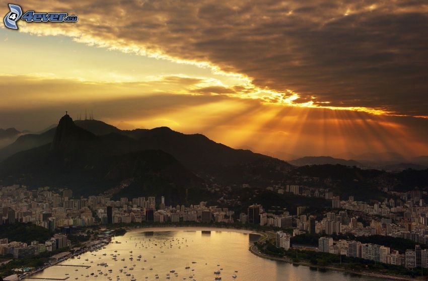 Rio De Janeiro, rayos del sol detrás de las nubes