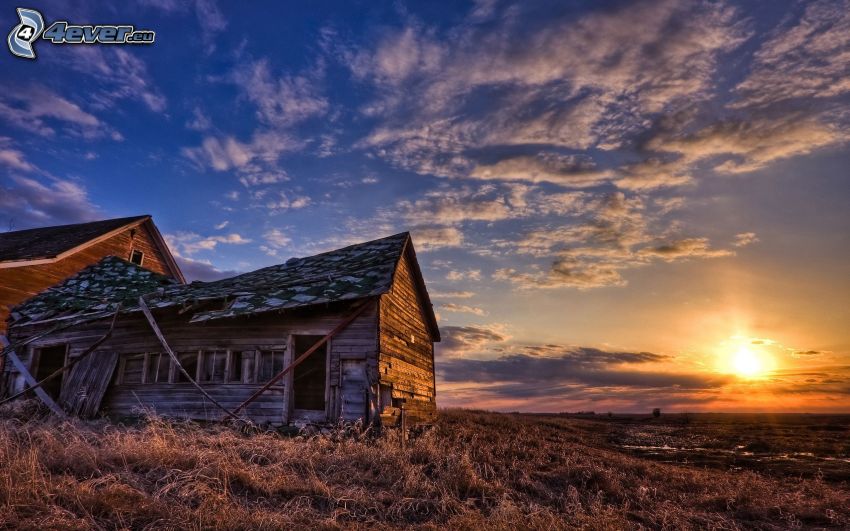 antigua casa de madera, casa de campo, casa de madera, puesta de sol sobre la pradera