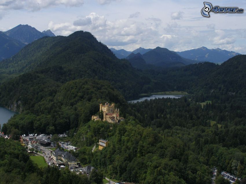 Castillo de Hohenschwangau, Baviera, montañas