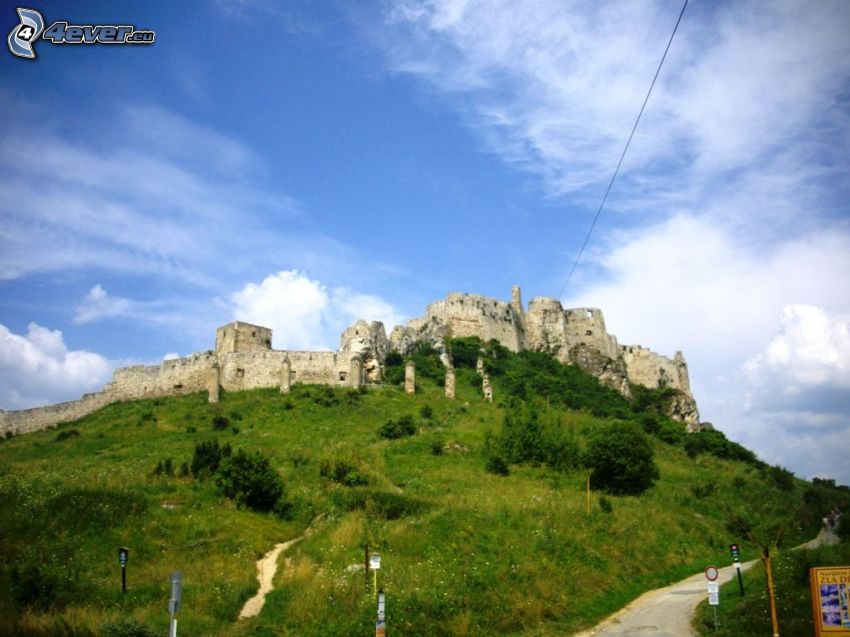 Castillo de Spiš, nubes, colina